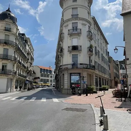 A 2 Pas Du Chateau * Pau